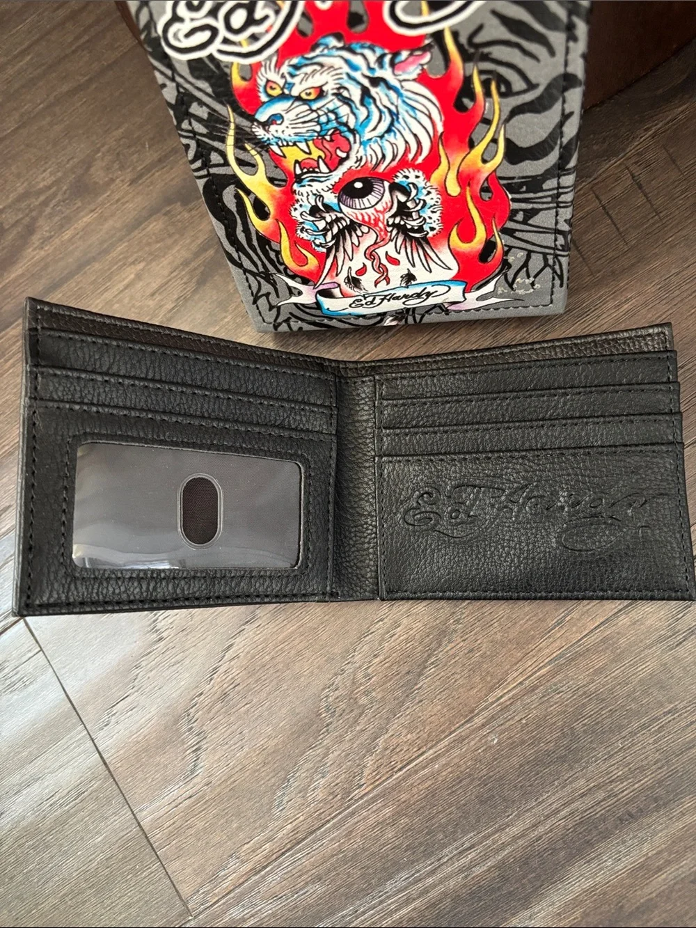 Ed Hardy Tiger Bifokd 4 card slot,bill slot,ID window painted logo,gift box